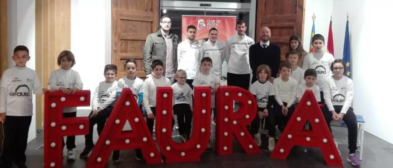 Componentes de la escuela y el club de pilota de Faura junto al alcalde y la concejala de Pilota.