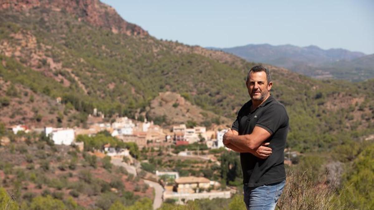 El alcalde de Segart muestra la Sierra Calderona.