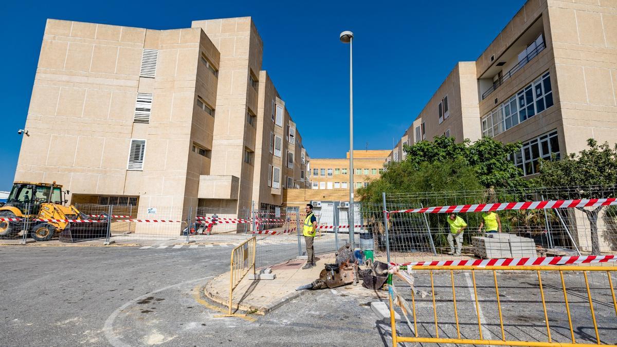 Varios operarios de la UTE adjudicataria, en los trabajos de preparación del terreno donde se conectará el antiguo edificio -al fondo- con la nueva construcción.