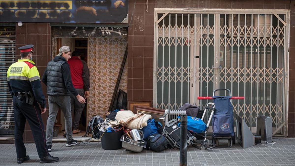 Barcelona  21 1 2021   Los Mossos desalojan un piso ocupado en la calle Gayarre FOTO  MANU MITRU