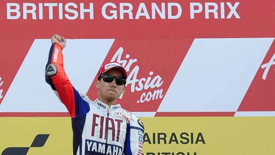 Lorenzo celebra el título en el podio.