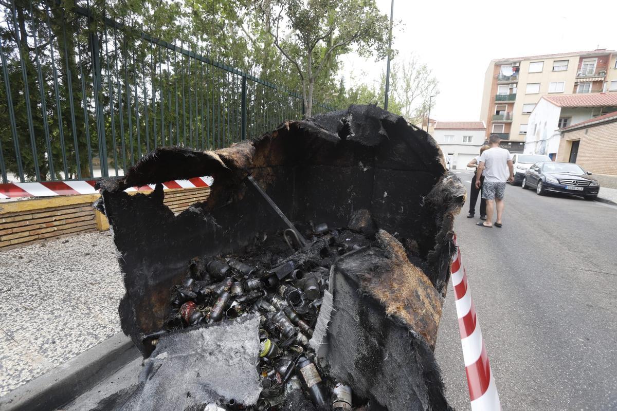 Contenedores quemados en Oliver-Valdefierro