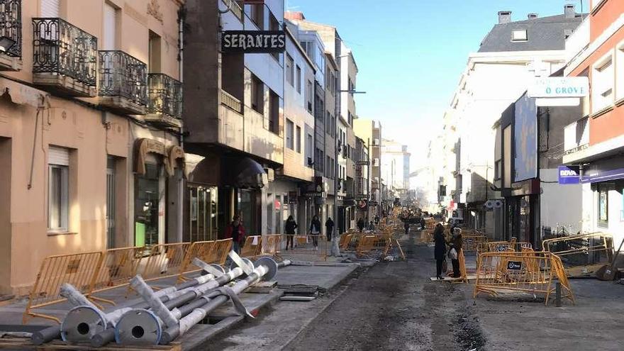 Las nuevas farolas ya están depositadas en la calle Castelao. // Muñiz