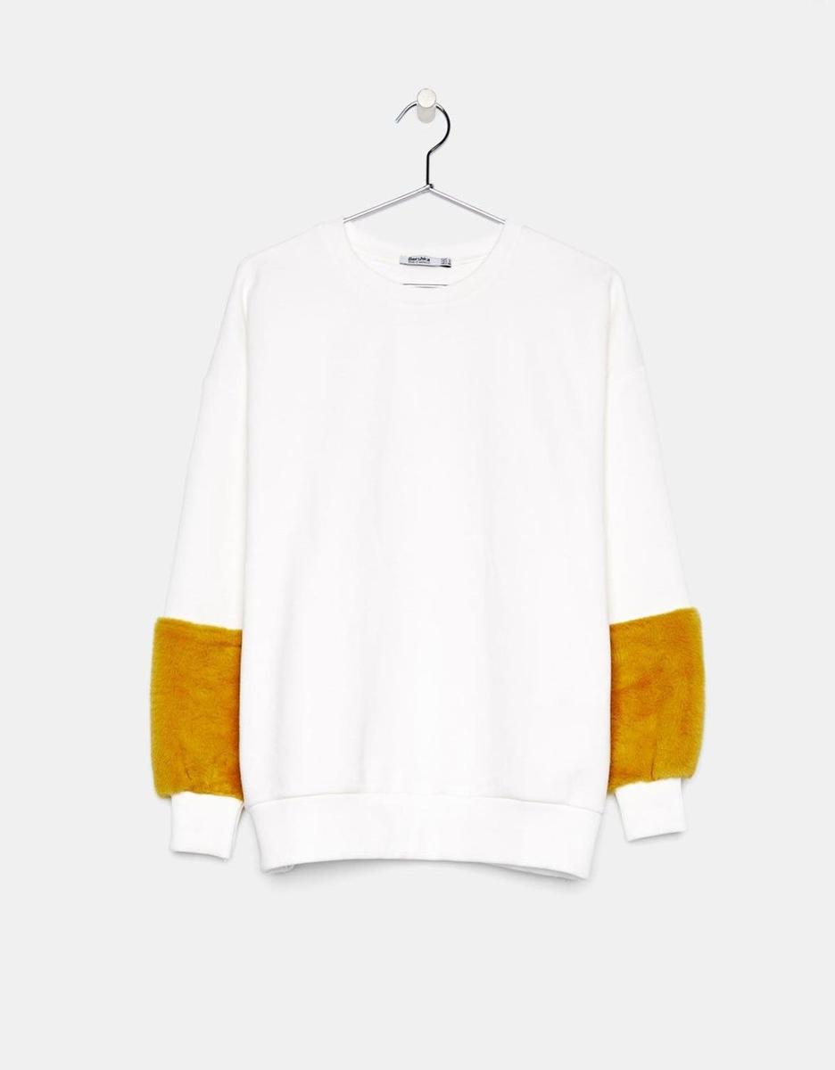 Sudadera blanca con pelo mostaza de Bershka