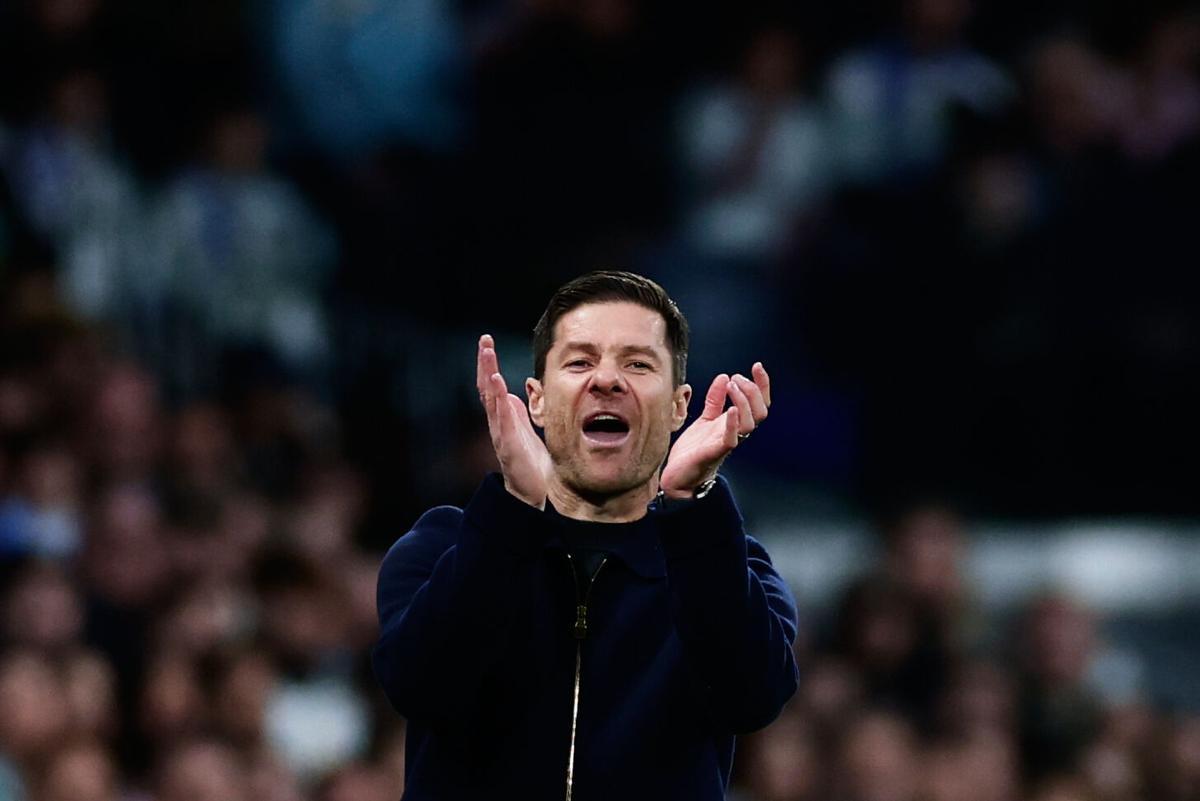 Xabi Alonso, entrenador del Real Madrid, aplaude a sus jugadores durante el partido frente al Betis.