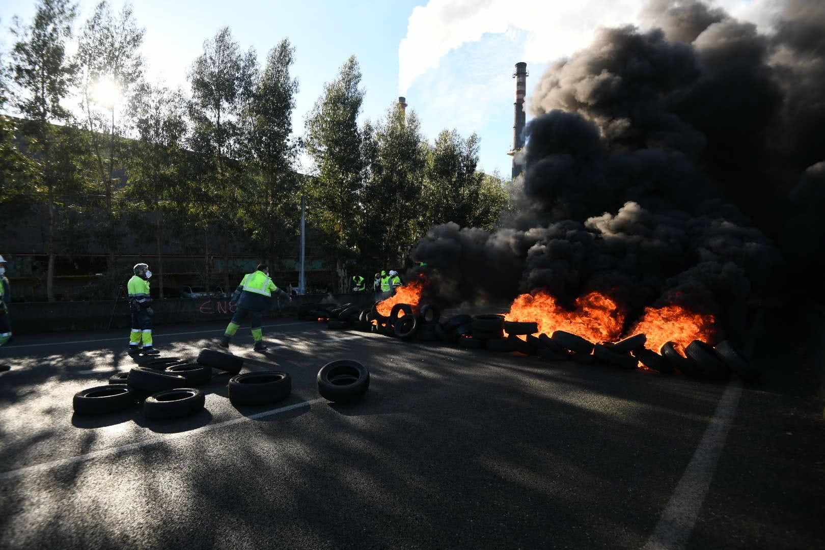 Movilización de los trabajadores de Ence: cortan la autovía de Marín con neumáticos ardiendo