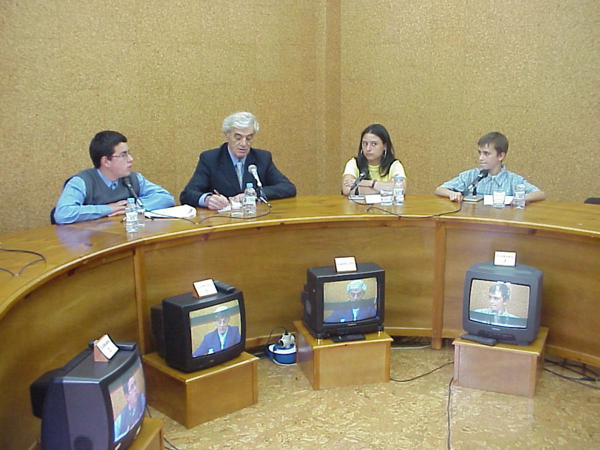 Aurelio Delgado, entrevistado por tres alumnos, en el estudio de radio del colegio de Ibias.