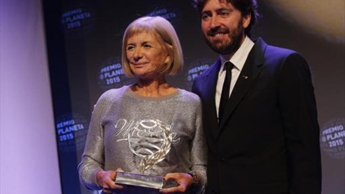 La escritora Alicia Giménez Bartlett y Daniel Sánchez Arévalo, anoche, en Barcelona, duarnte la entrega del Premio Planeta.