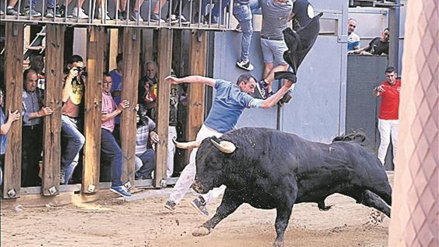 Un encierro de encastes peligroso y con caídas abre la agenda taurina