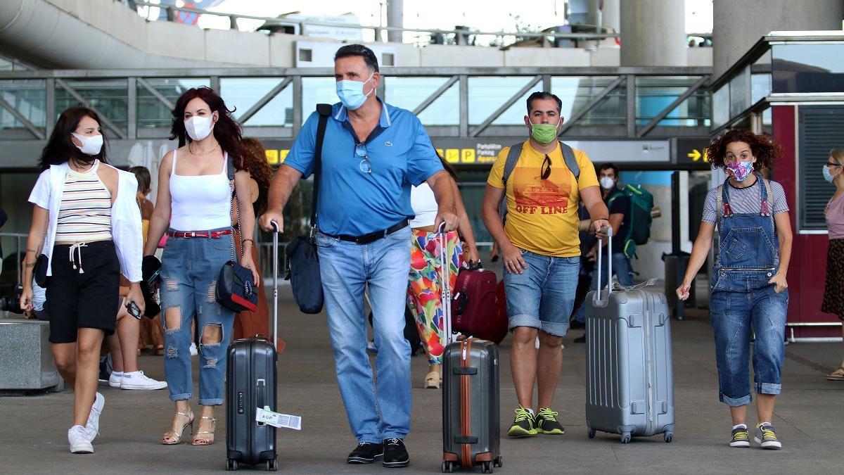 Turistas en el aeropuerto de Málaga.