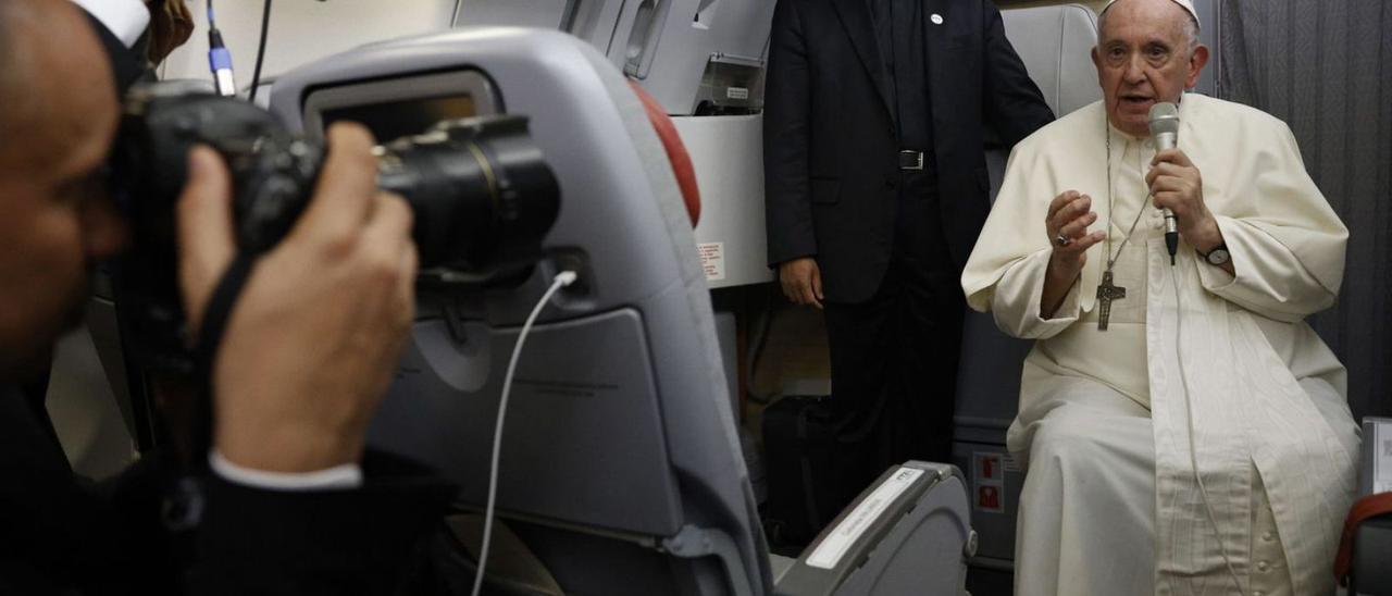 El Papa parla amb els periodistes durant el vol de tornada a Roma