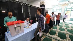 Votación en un colegio electoral de Teherán, este viernes.