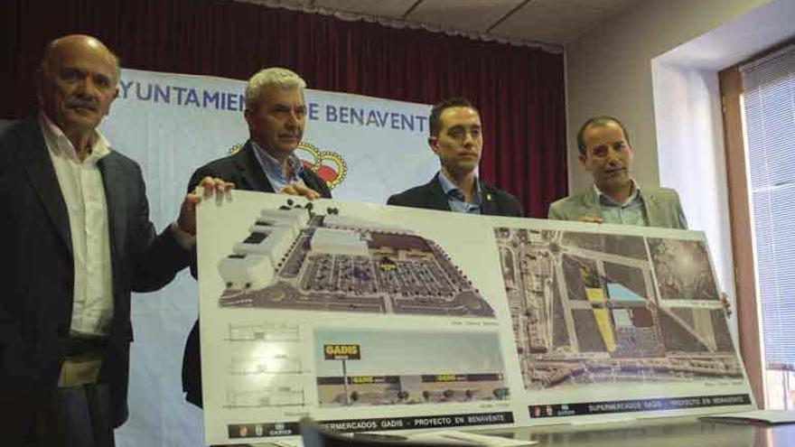 Responsables de Gadisa con el alcalde Luciano Huerga durante la presentación del proyecto.