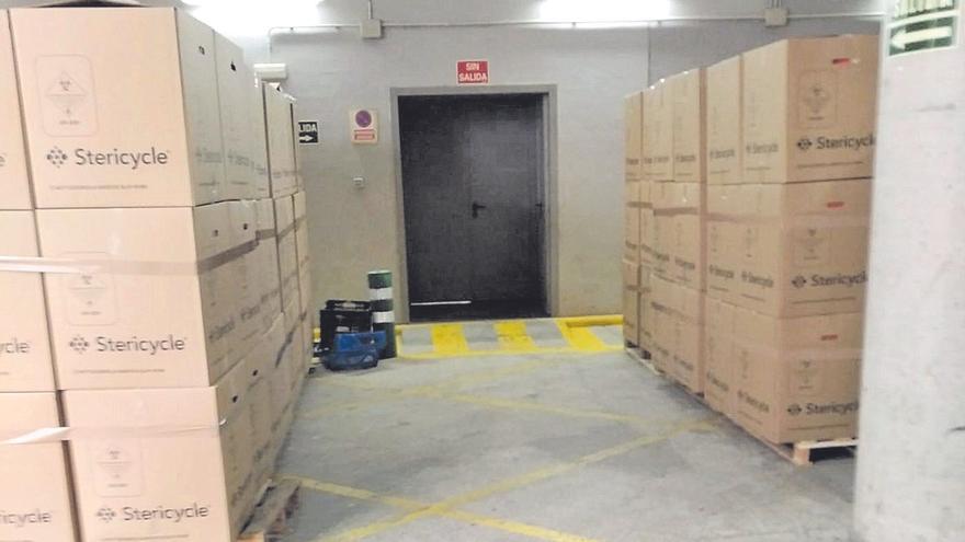 Los residuos de pacientes covid se acumulan en el exterior del Hospital Clínico de València