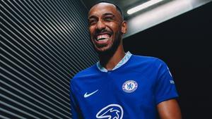 Aubameyang posa con la camiseta del Chelsea, su nuevo equipo.