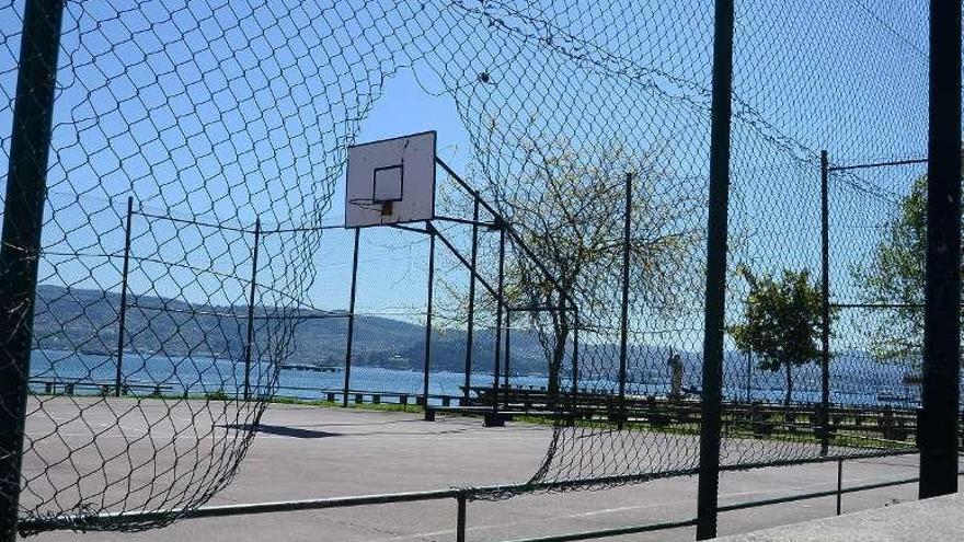 Desperfectos en el cierre de las pistas de baloncesto. // G. Núñez