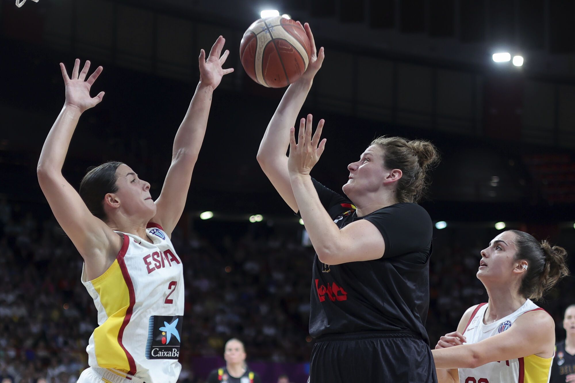 Belgium's Kyara Linskens, right, tries to score against Spain's Elena Buenavida, during the FIBA Women's EuroBasket 2025 final match between Spain and Belgium at the Peace and Friendship Stadium in Piraeus near Athens, Greece, Sunday, June 29, 2025. (AP Photo/Yorgos Karahalis). EDITORIAL USE ONLY/ONLY ITALY AND SPAIN