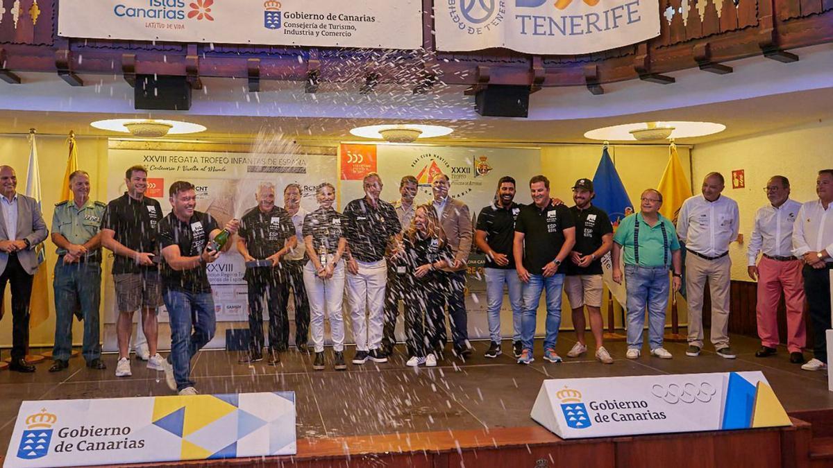 La tripulación del Abama Resort Tenerife, en su celebración de ayer. | | E.D.