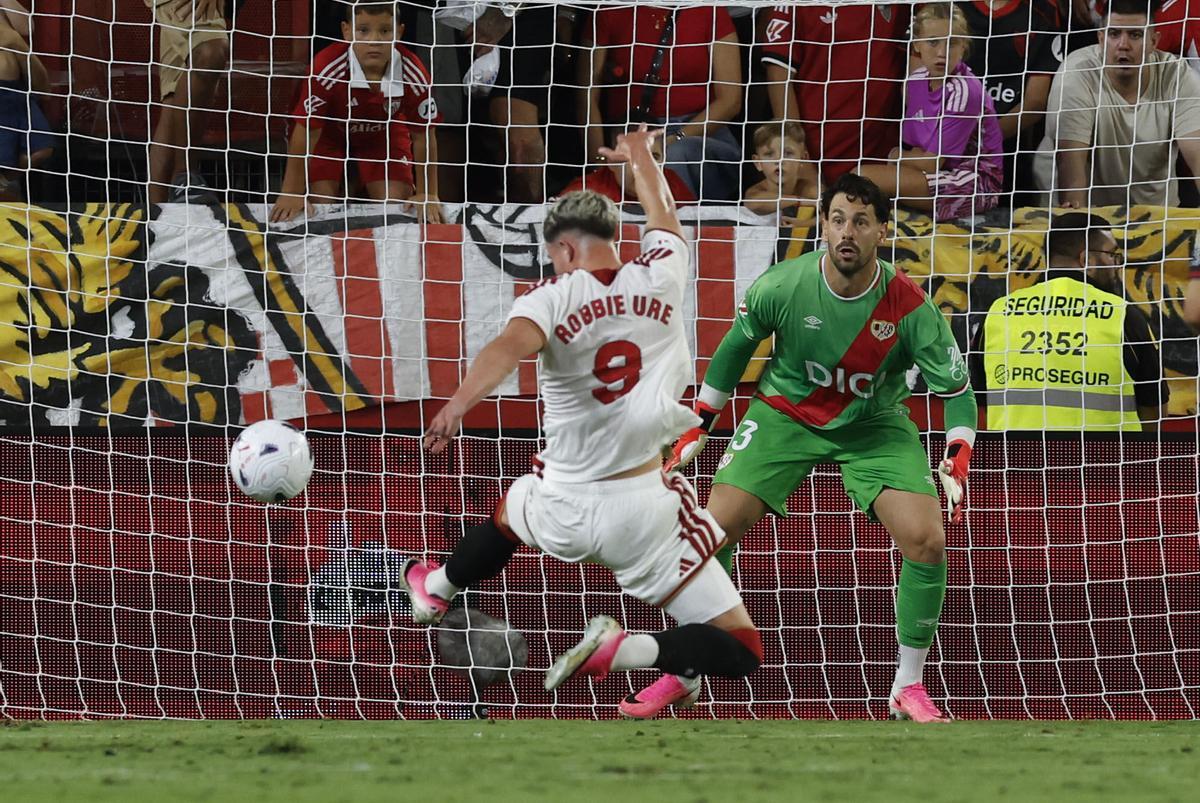 SEVILLA, 15/08/2026.- El delantero escocés del Sevilla Robbie Ure (i), que debuta hoy con el equipo andaluz, en acción durante el partido de la primera jornada de LaLiga que Sevilla FC y Rayo Vallecano disputan hoy sábado en el estadio Ramón Sánchez-Pizjuán. EFE/Julio Muñoz