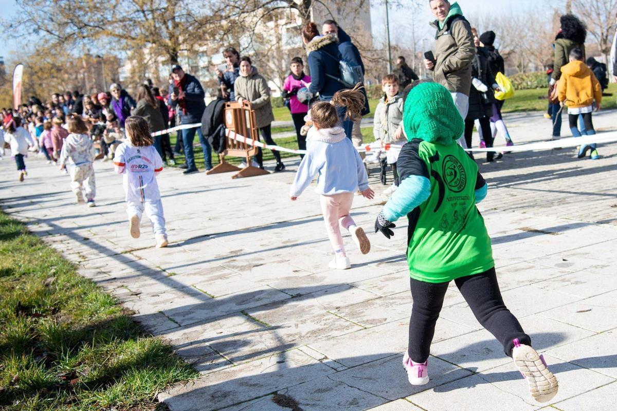 Niños en el primer Cross Escolar del circuito municipal de Alcalá