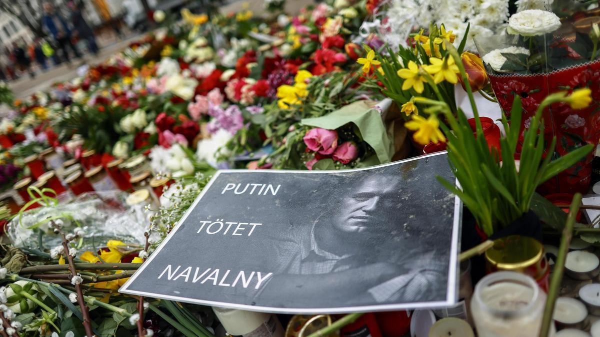 Flores en memoria de Navalny