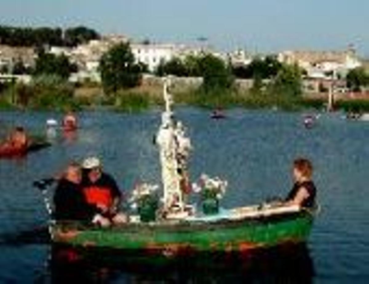 Las Moreras pasea por el río a la Virgen del Carmen