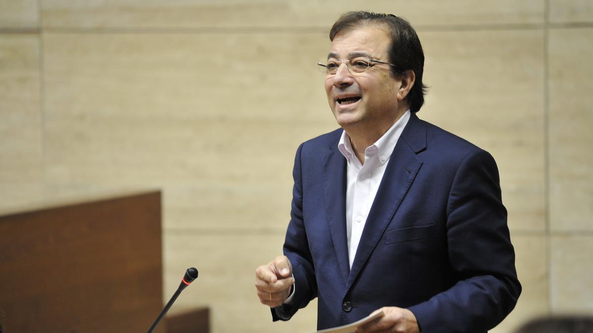 El presidente de la Junta, Guillermo Fernández Vara, en el pleno de la Asamblea.