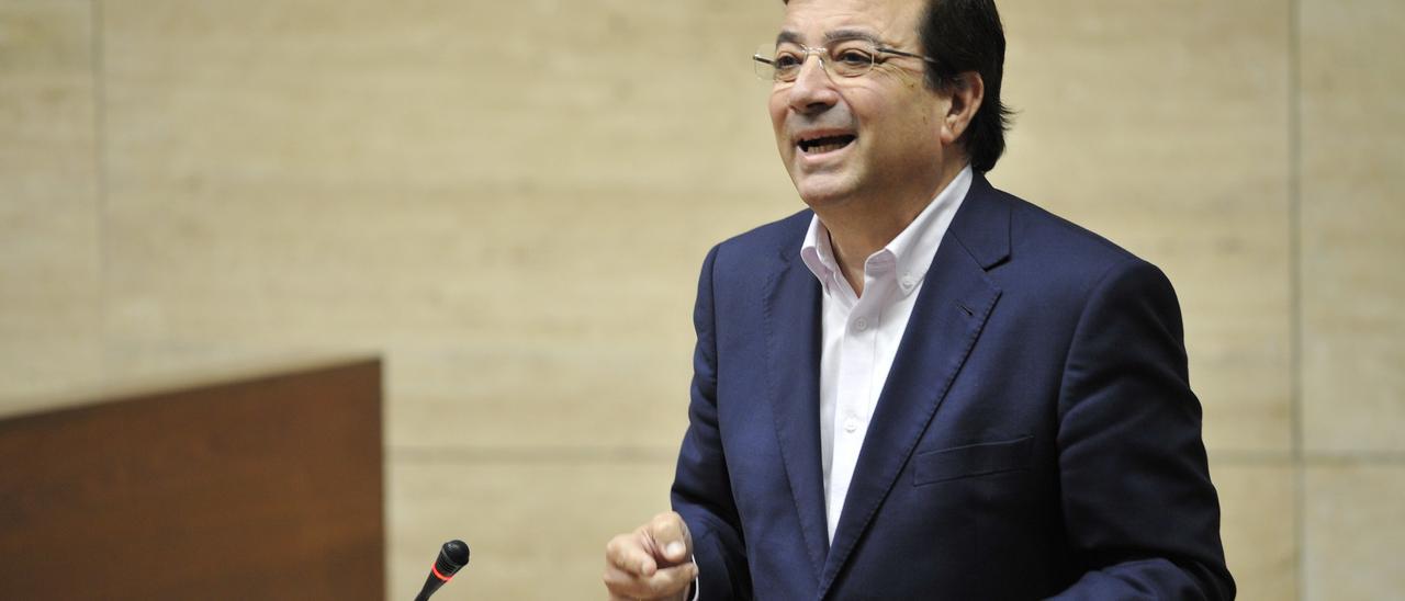 El presidente de la Junta, Guillermo Fernández Vara, en el pleno de la Asamblea.