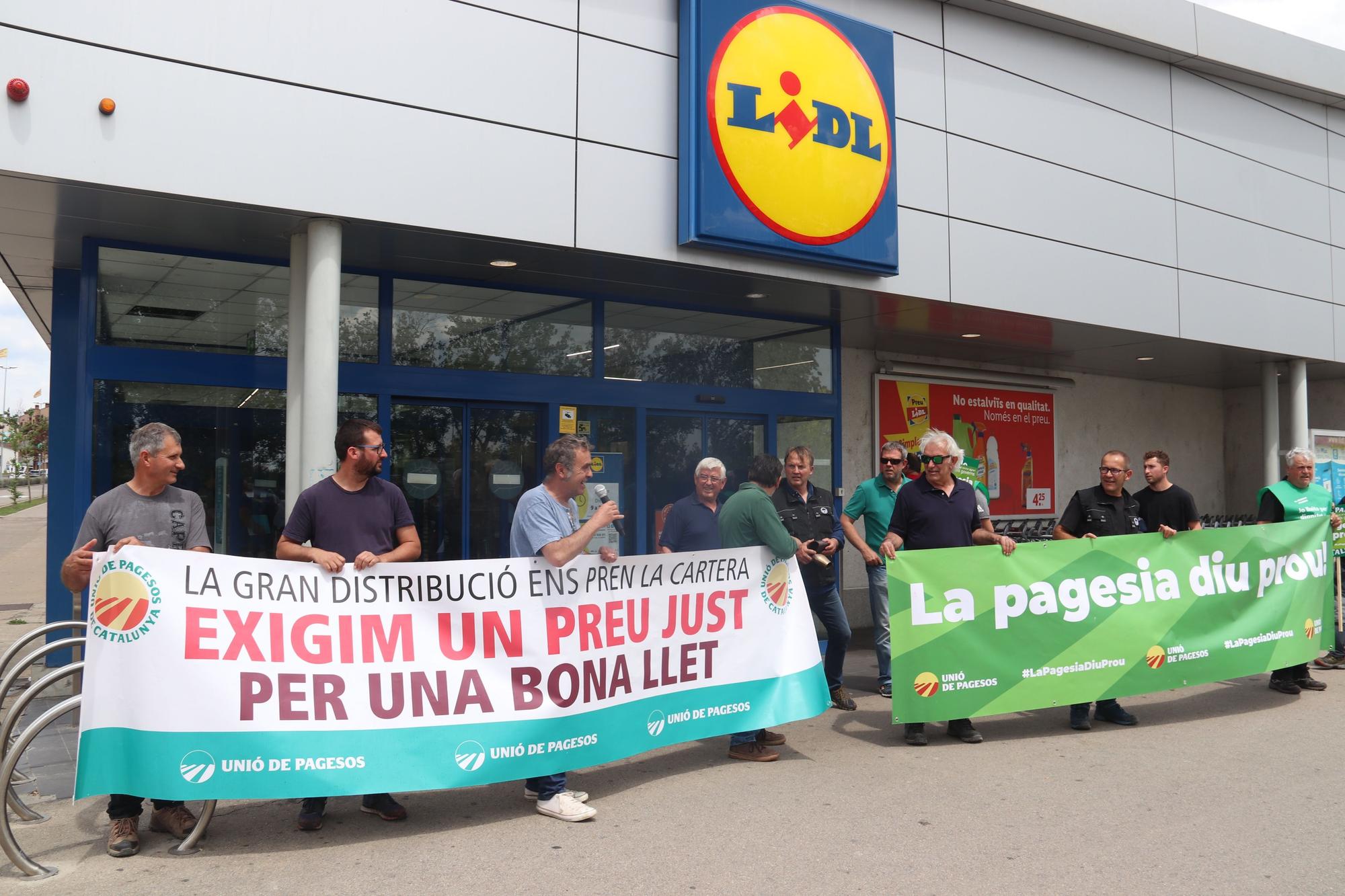 Protesta a Banyoles pel preu de la llet