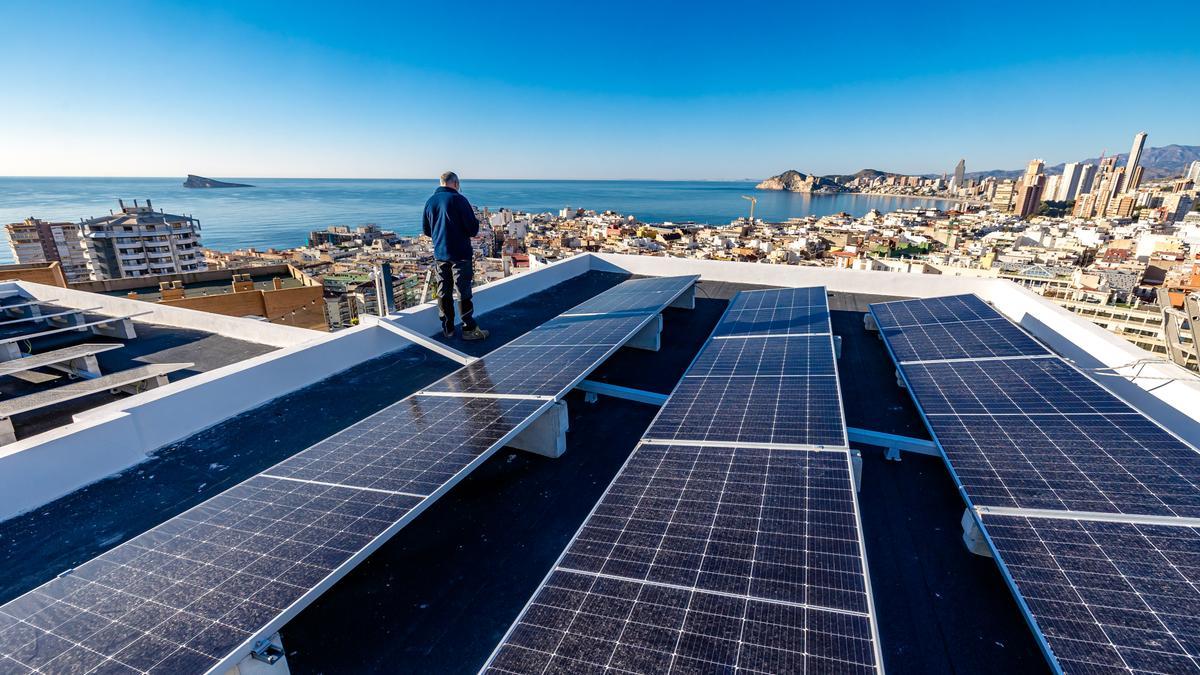 Las placas fotovoltaicas instaladas en la parte alta de un hotel de Benidorm.