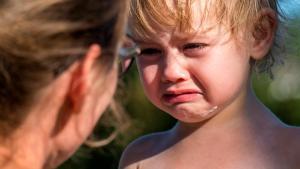 Niño o niña llorando