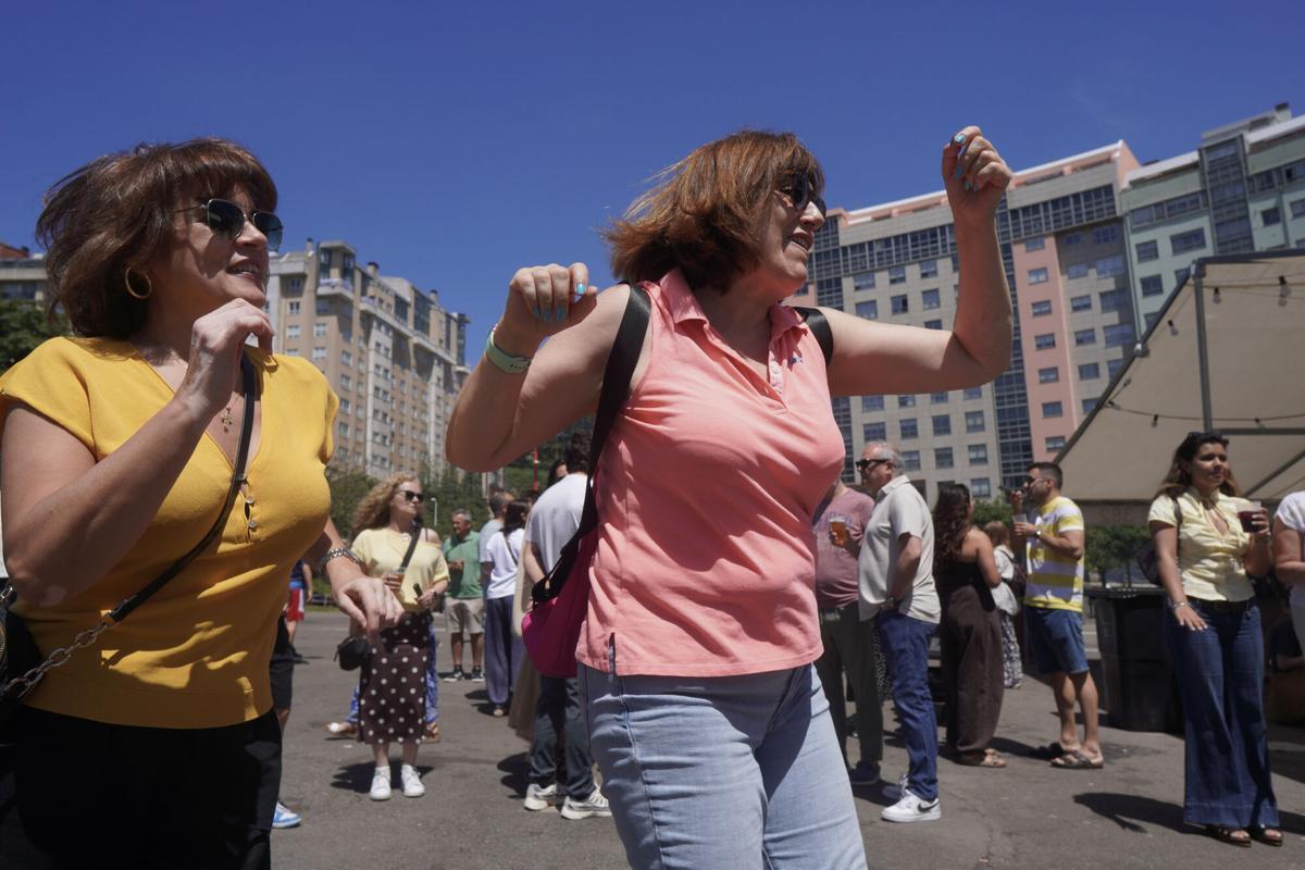 Los vecinos del barrio celebras sus fiestas con actuaciones musicales, deporte y ocio para todos los públicos, una carpa con pulpo y churrasco, además de un food truck, y atracciones de feria. Los vecinos del barrio celebras sus fiestas con actuaciones musicales, deporte y ocio para todos los públicos, una carpa con pulpo y churrasco, además de un food truck, y atracciones de feria.