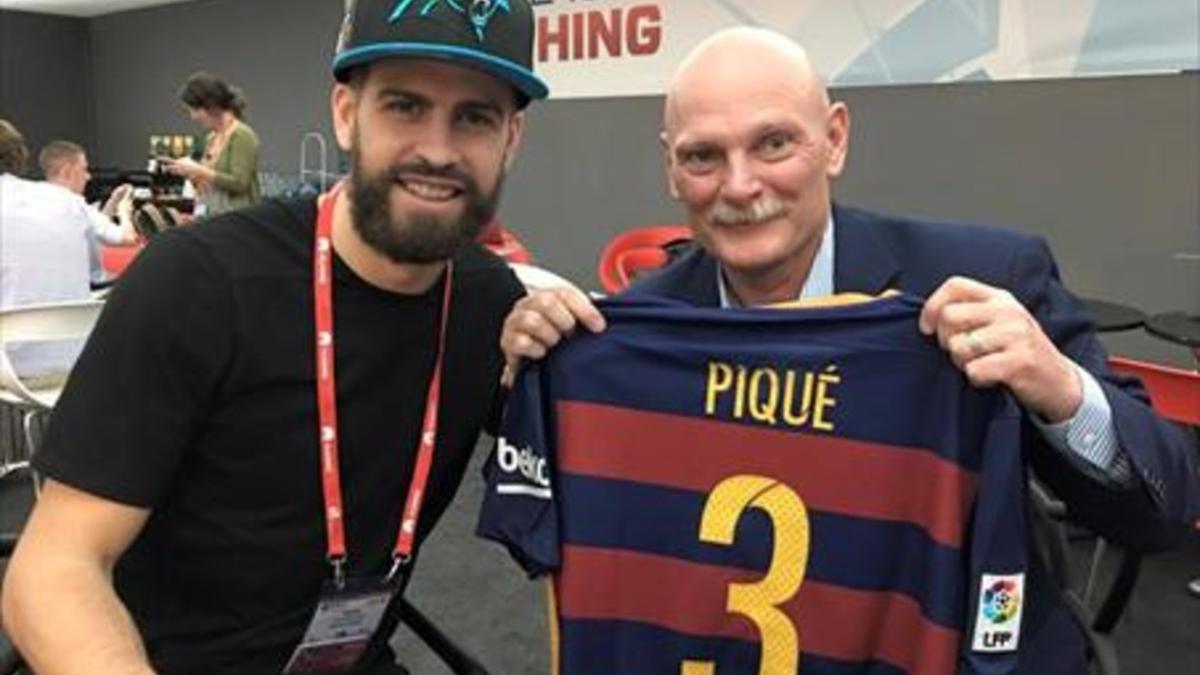 Piqué y John Hoffmann, en el Mobile World Congress en BCN.