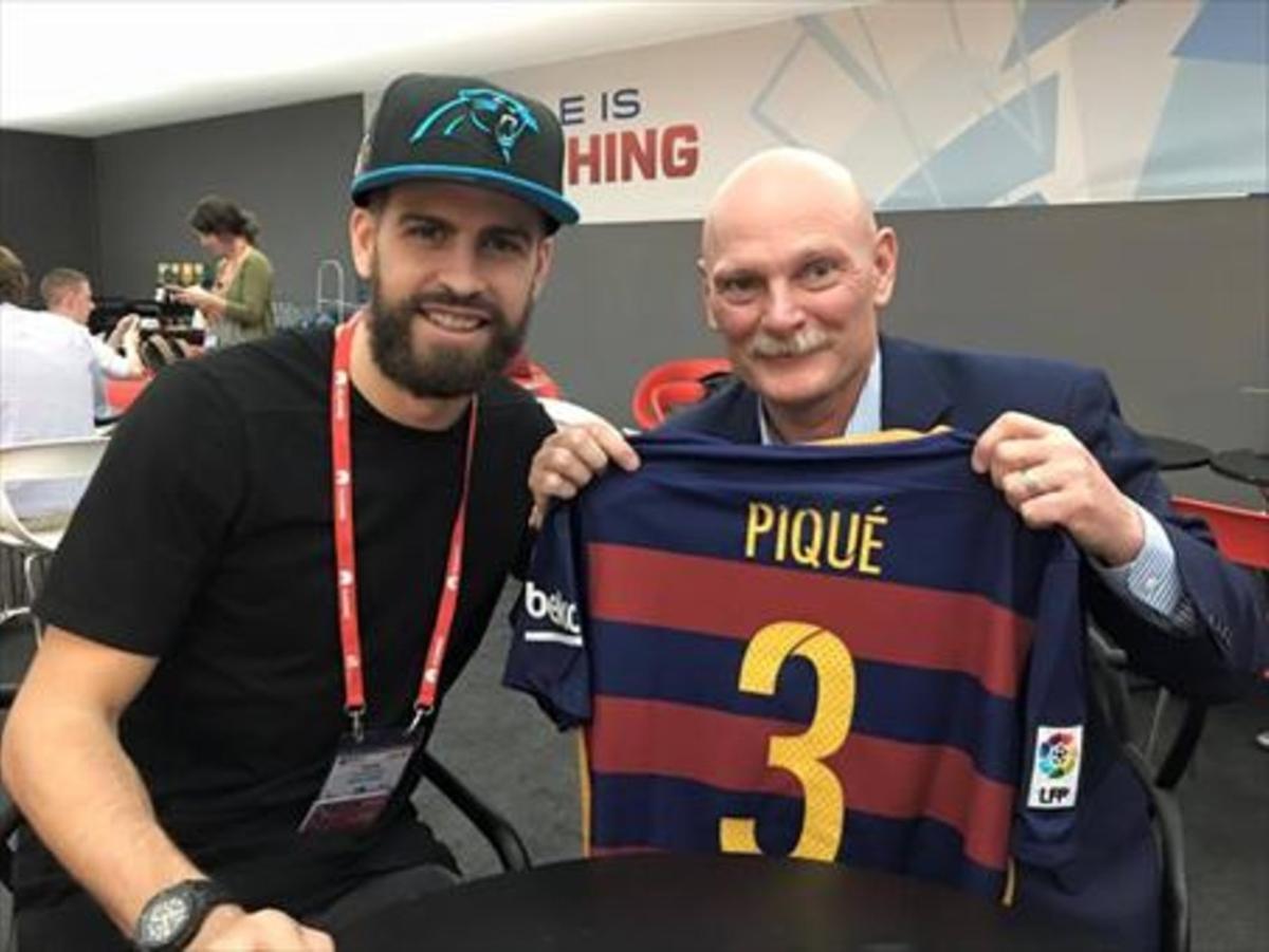 Piqué y John Hoffmann, en el Mobile World Congress en BCN.