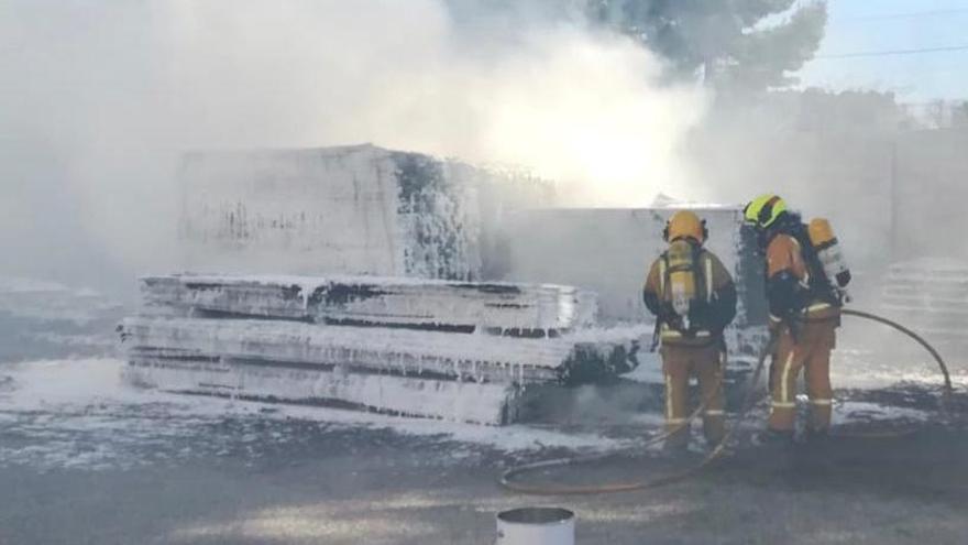 Los bomberos en plena intervención