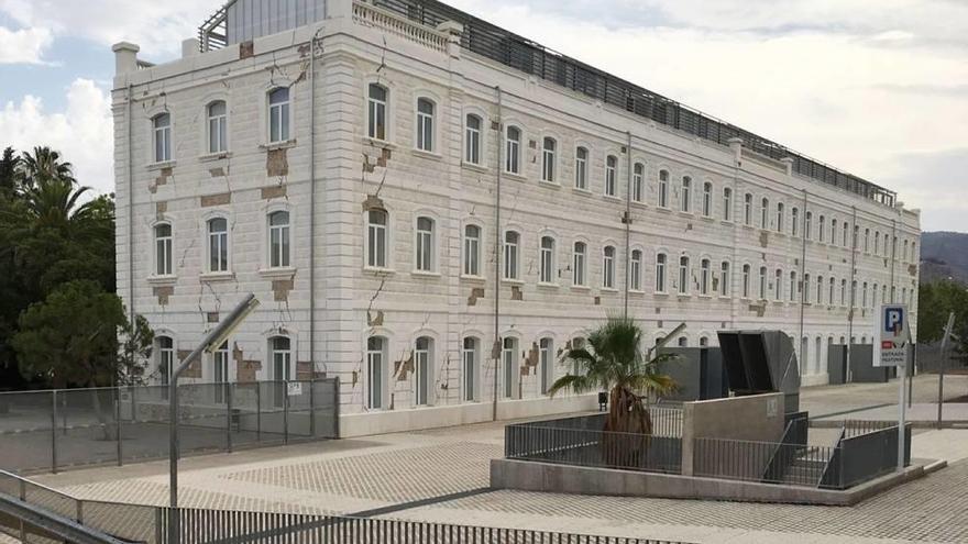 Fachada del Campus Universitario de Lorca, dañada por los seísmos de hace siete años.