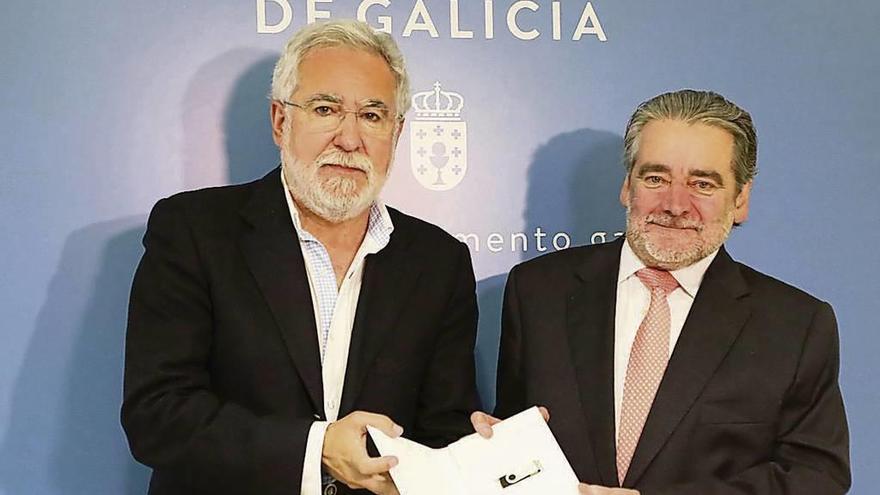 Santalices y José Antonio Redondo, en la entrega de los informes de Contas.