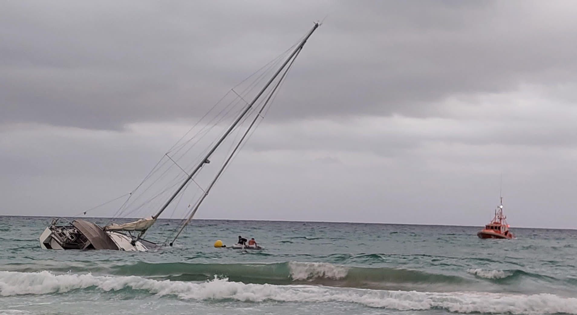 Segelboot am Strand von Cala Millor gekentert