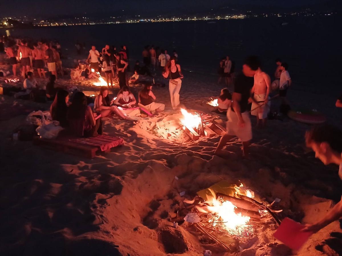 La noche de San Xoán en la playa de Rodeira, en Cangas. La noche de San Xoán en la playa de Rodeira, en Cangas.