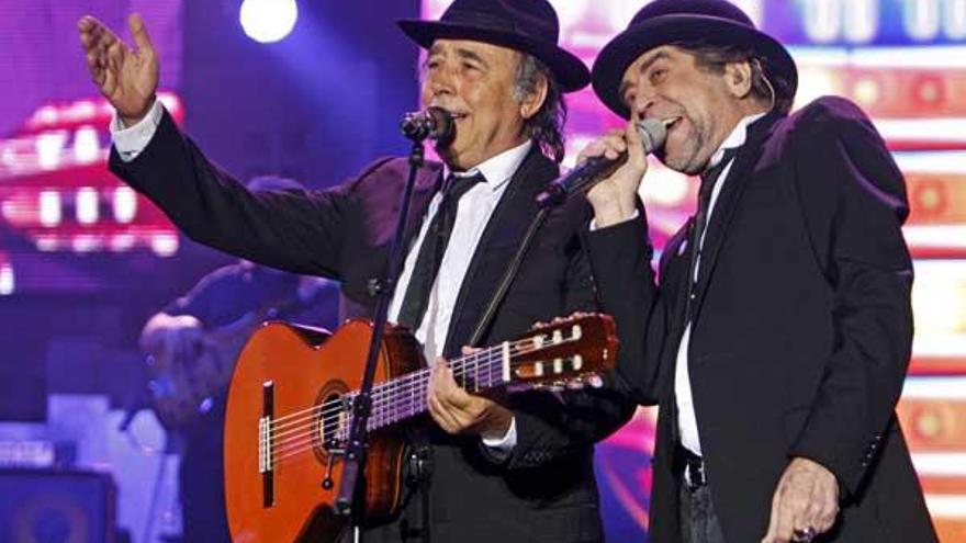 Joan Manuel Serrat y Joaquín Sabina durante uno de los momentos del concierto ofrecido en el Ifevi