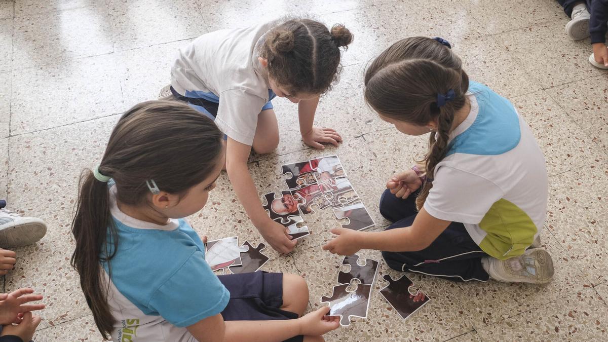 Tres niñas en un colegio.