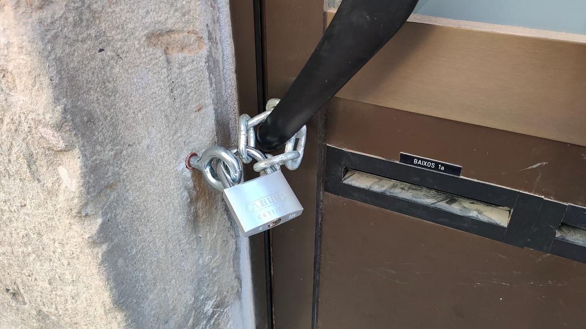 El candau que aquest matí impedia l'accés a l'habitatge per evitar riscos