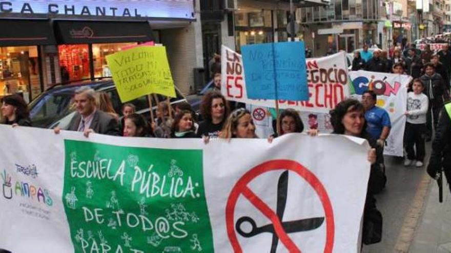 Imagen de la manifestación ayer recorriendo la calle Ramón Gallud de Torrevieja.