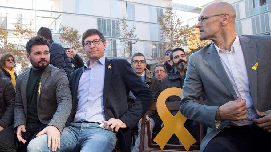 El diputado de ERC en el Congreso Gabriel Rufián, sentado junto a los candidatos al 21-D Carles Mundó y Raül Romeva (dcha.). // Efe