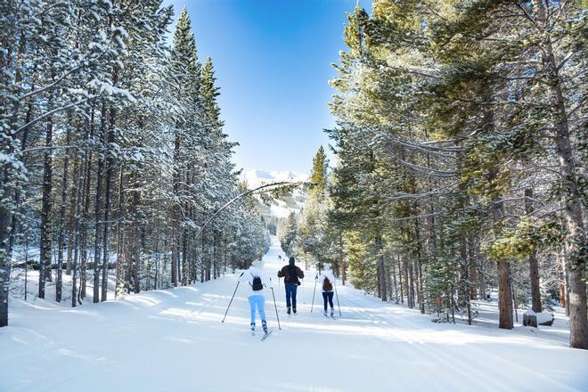 Familia esquiando, esquiar gratis en el Pirineo francés