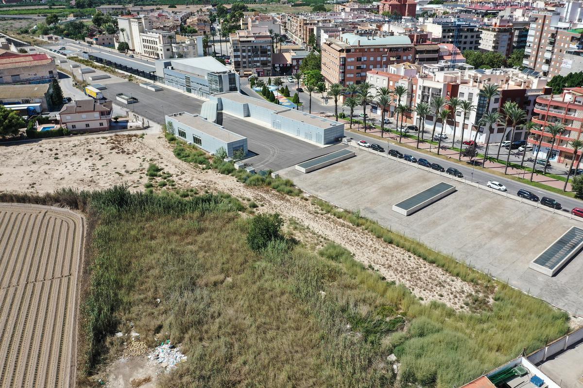Imagenes de la zona 12 que el Ayuntamiento quiee reordenar como área comercial entre las carreteras de Arneva y Bigastro y la losa del Ave