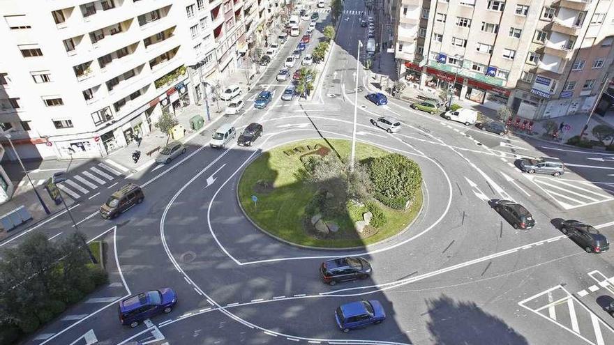 La &#039;turboglorieta&#039; de Travesía de Vigo, ayer, tras ser repintada por los técnicos del Concello. // J. Lores