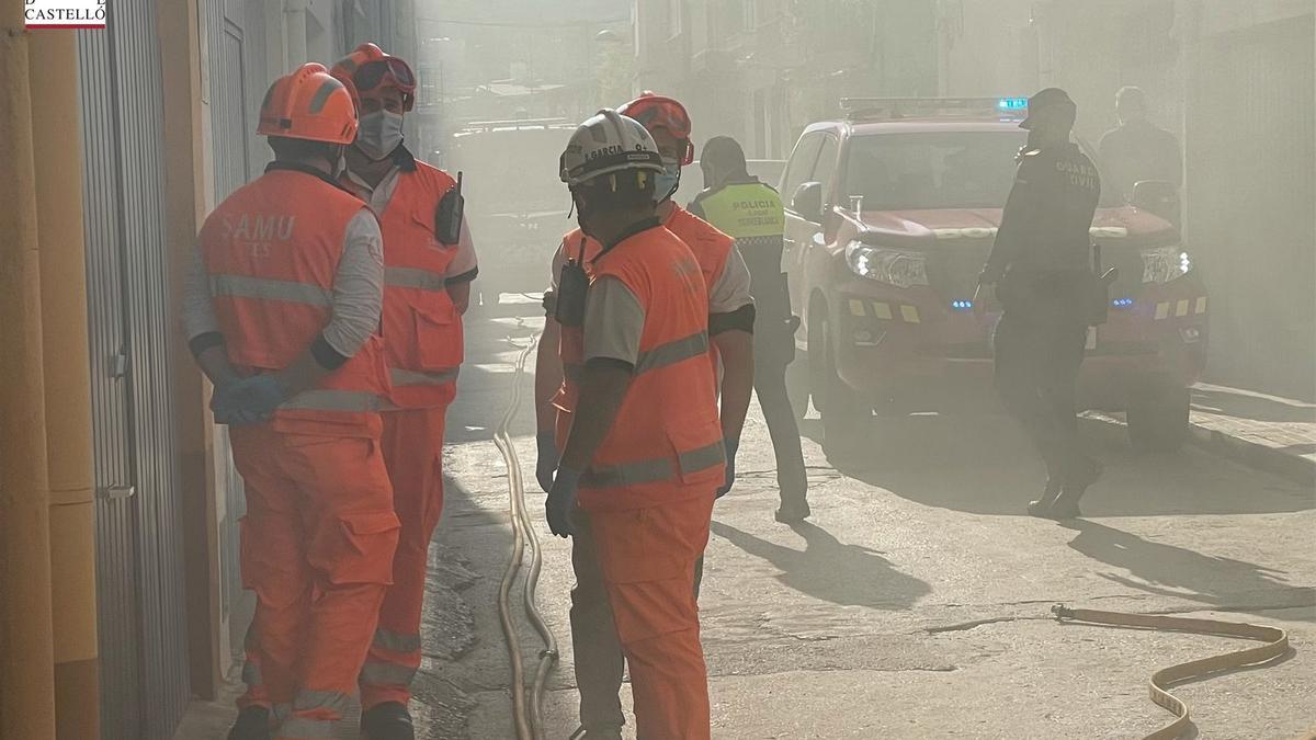 Imagen de los bomberos durante la intervención en otro de los incendios mortales de este año, en Torreblanca.