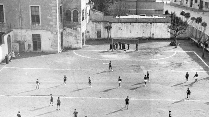 Imatge d&#039;arxiu d&#039;un partit de futbol al camp de futbol de l&#039;Hospici, ubicat a l&#039;actual Casa de Cultura