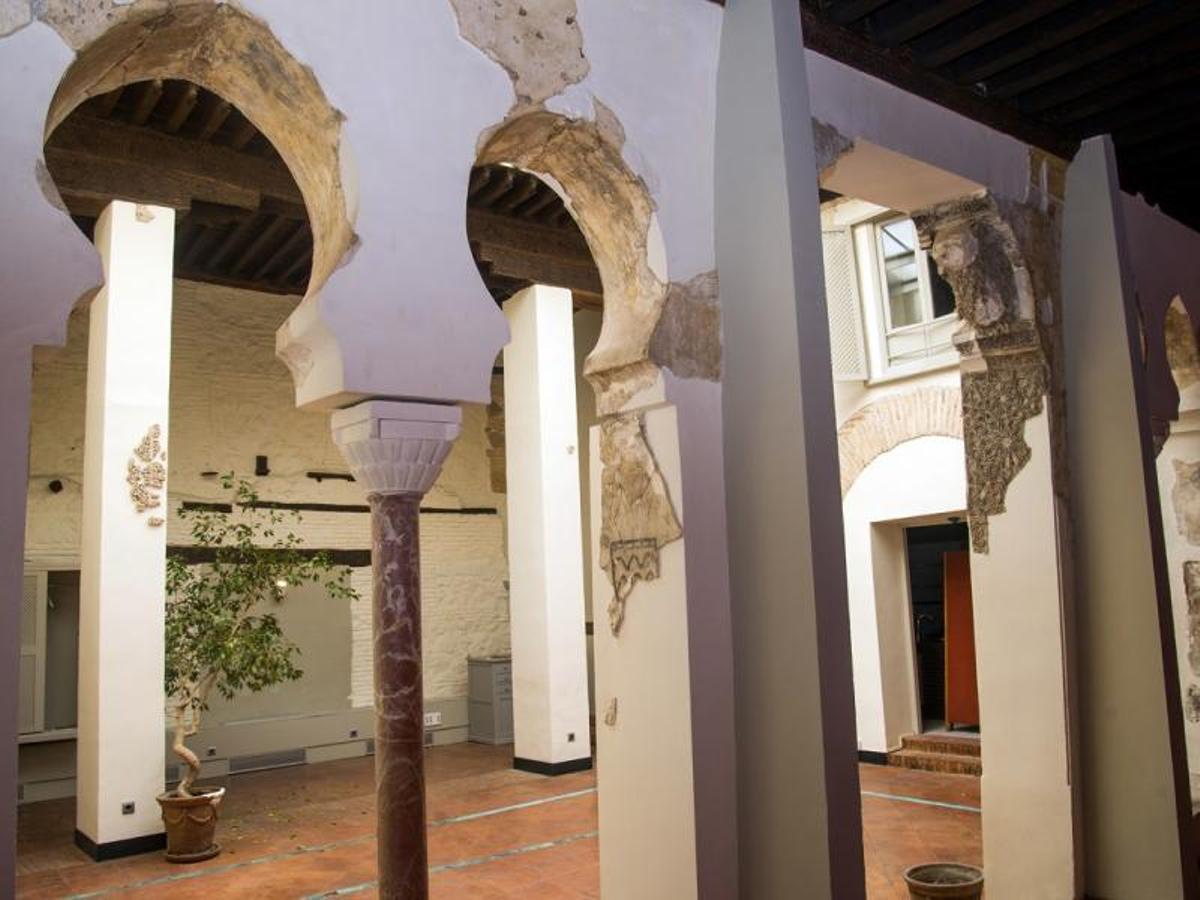 Interior de la Casa del Temple de Toledo, con vestigios arquitectónicos islámicos.